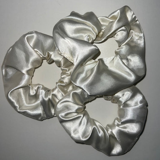 scrunchie set in pearl white